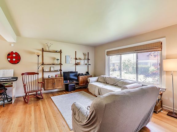 3rd image of 6514 N Northwest Hwy #B