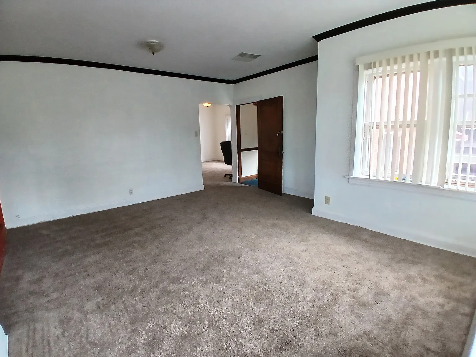 3 bed, 900 sqft, $1,900 — Photo 2