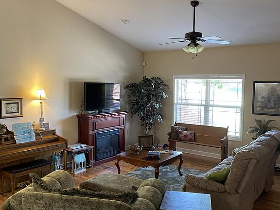 4th image of 1704 Chelsa Dr NE