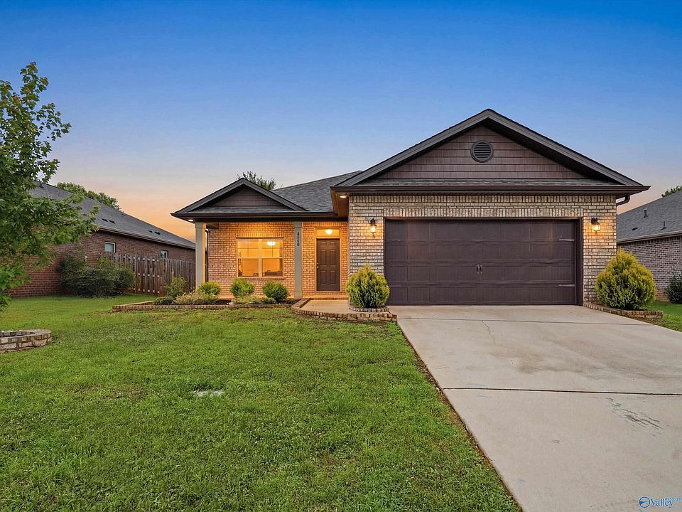 1st image of 210 Poplar Hollow Dr