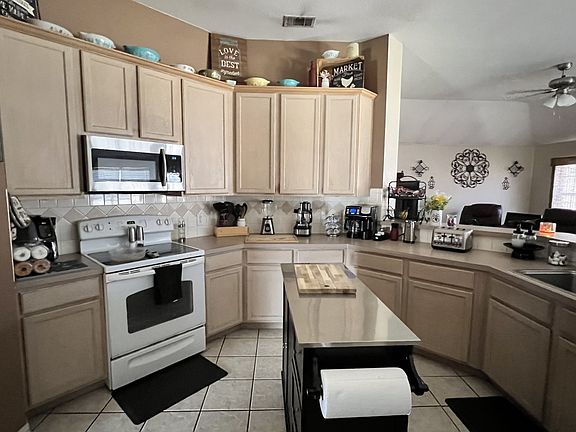 3rd image of 2504 Blue Holly Dr