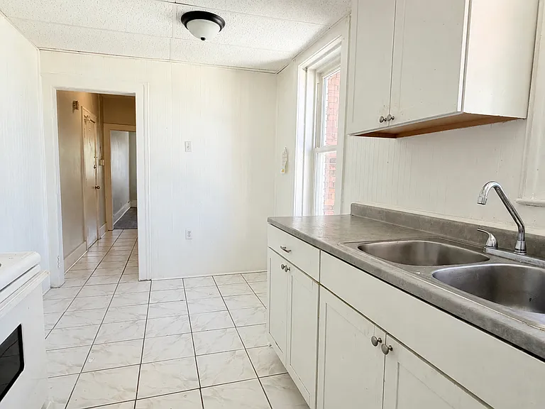 1441 Wyandotte St E #13 — Photo 7
