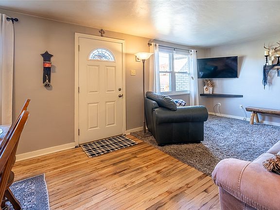 3rd image of 32 Meadowbrook Ave