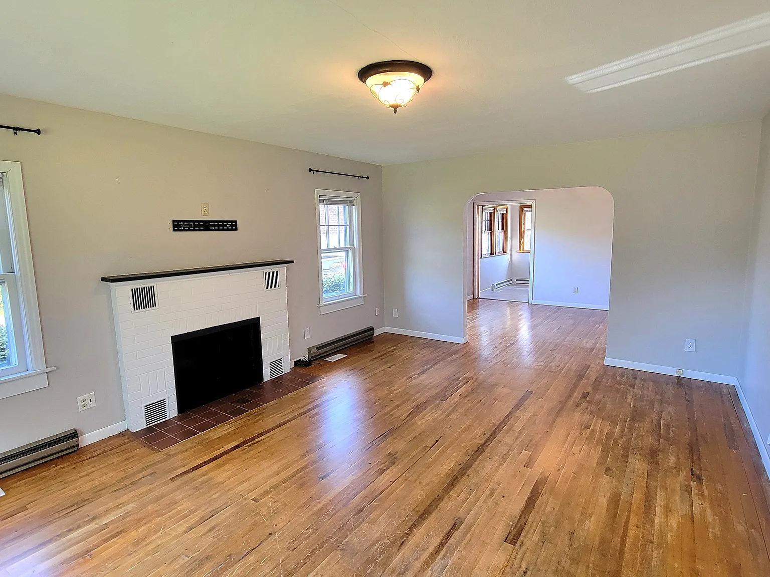 2365 W Elm St — Photo 2
