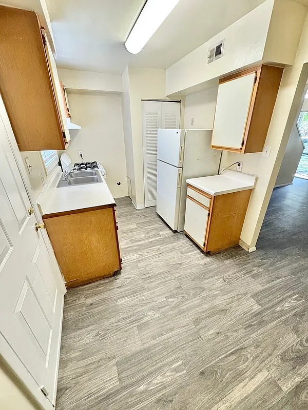 2 bed, 1.0 bath, $995 — Photo 3