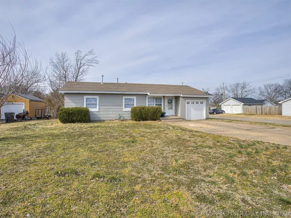 243 NE Elmhurst Ave, Bartlesville, OK 74006