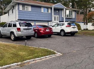 82 W 7th St, Ronkonkoma, NY 11779