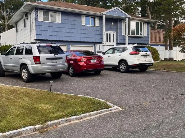 82 W 7th Street, Ronkonkoma, NY 11779