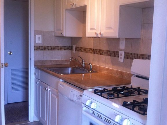 3rd image of 6001 Arlington Blvd APT 717