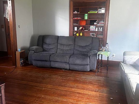 3rd image of 113 Washington St W