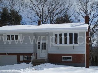 52 Grove St, Oak Ridge, NJ 07438