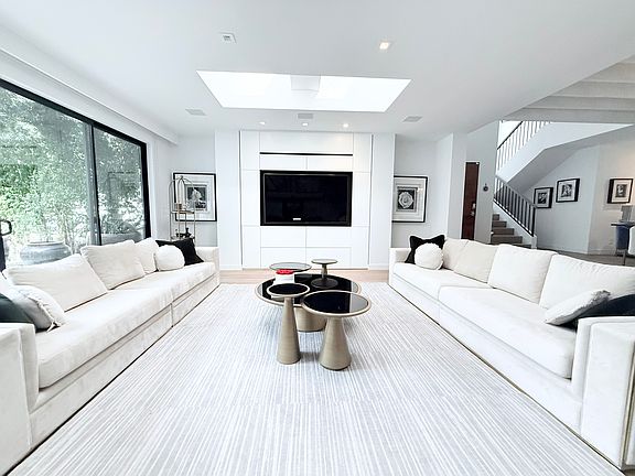 4th image of 1621 N Doheny Dr