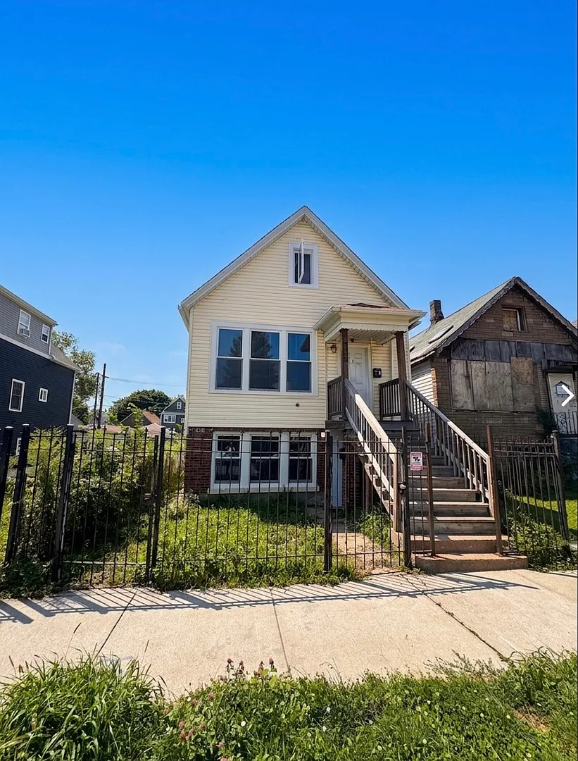 3 bed, 1050 sqft, $1,650 — Photo 1