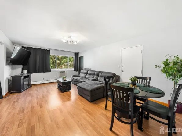 20 Lake Ave APT 2B, East Brunswick, NJ 08816