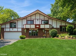 8N530 Gingerwood Ln, Elgin, IL 60124