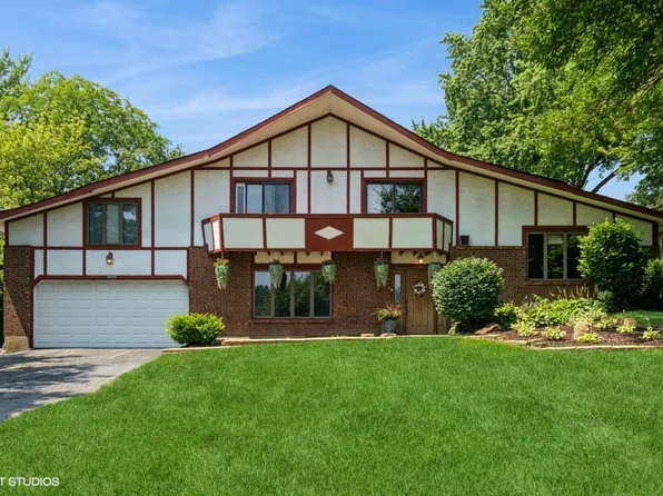 8N530 Gingerwood Ln, Elgin, IL 60124