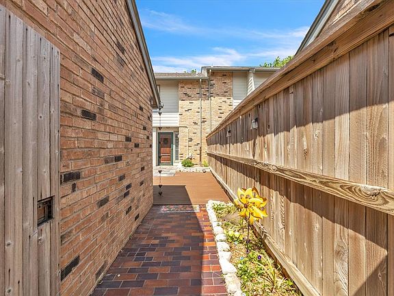 2nd image of 520 Greenlea Chase W