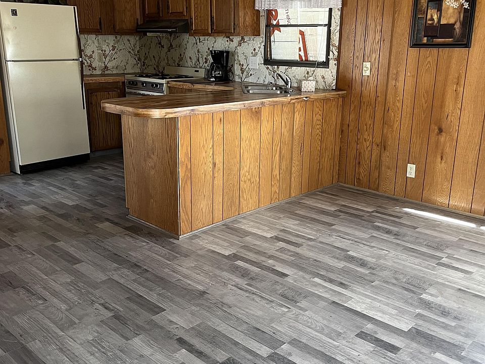Great kitchen space with peninsula.