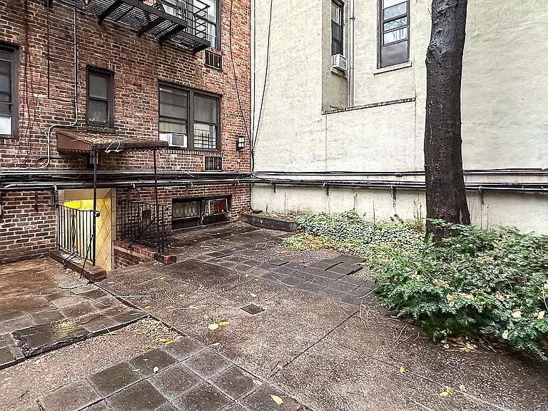32 Cornelia St #5A — Photo 4
