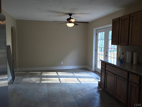 5th image of 387 Arrowhead Dr