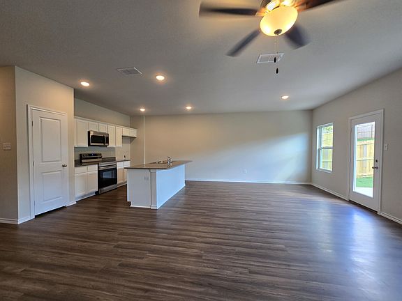 2nd image of 3106 Mesa Dr