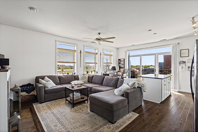 1st image of 2320 W Saint Paul Ave APT 604