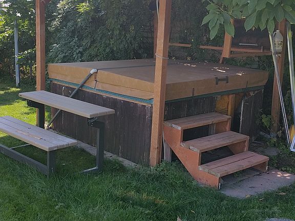 Working hot tub with tv cabl