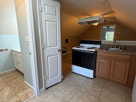 4th image of 1702 Lincoln Rd NE #C
