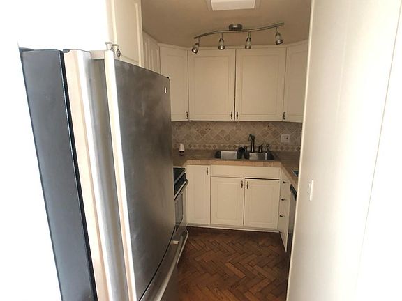 5th image of 140 Seaview Ct #1202