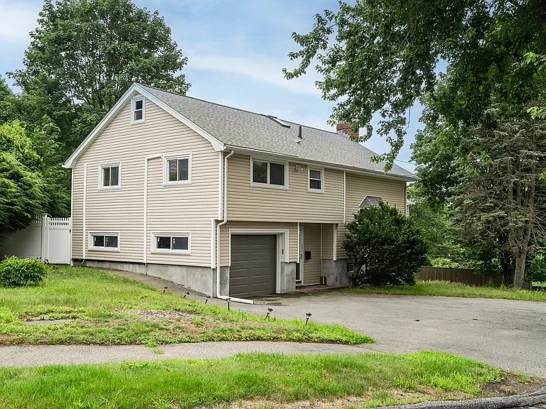 31 Park Cir — Photo 1