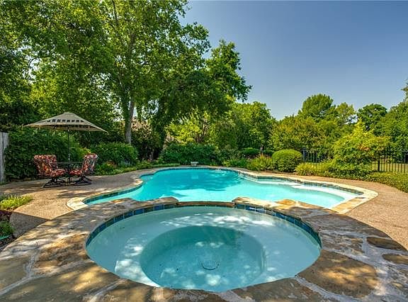2nd image of 2204 Bunker Hill Cir