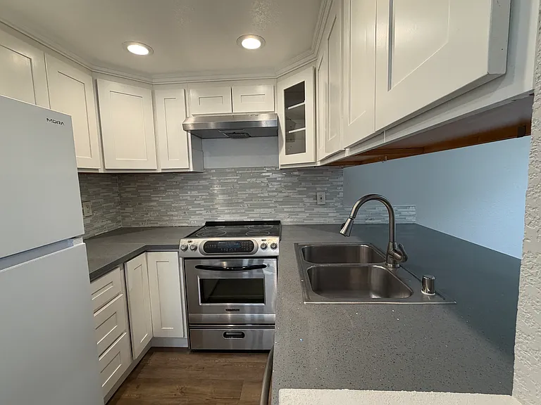 2396 Balme Dr — Photo 16