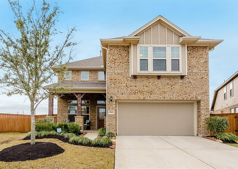WELCOME TO 19411 S COTTONWOOD GREEN LANE IN THE GREENE AT TOWNE LAKE: You will want to see this lovely home!