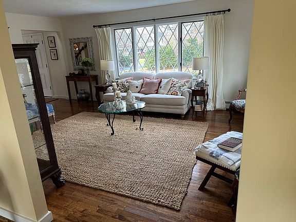 5th image of 11 Oak Ln