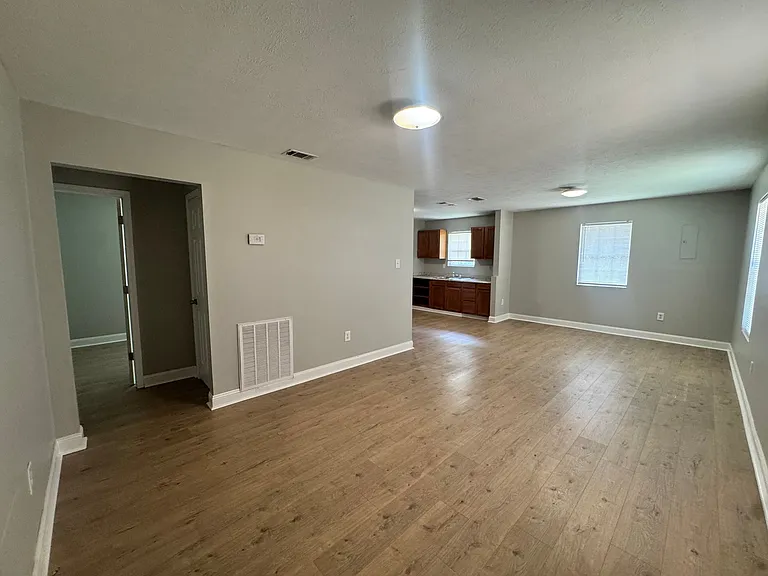 1047 Ellis Ln — Photo 2