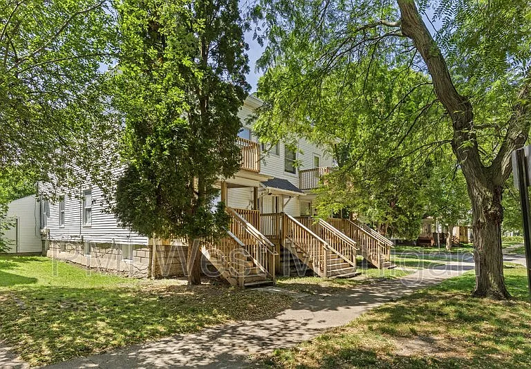 1051 Pine Ave NW — Photo 2