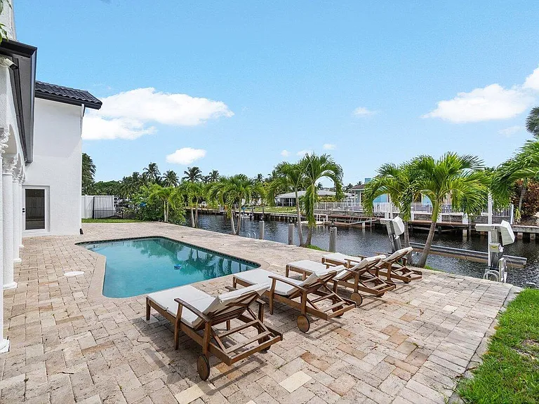 1366 SW 4th Ct — Photo 39