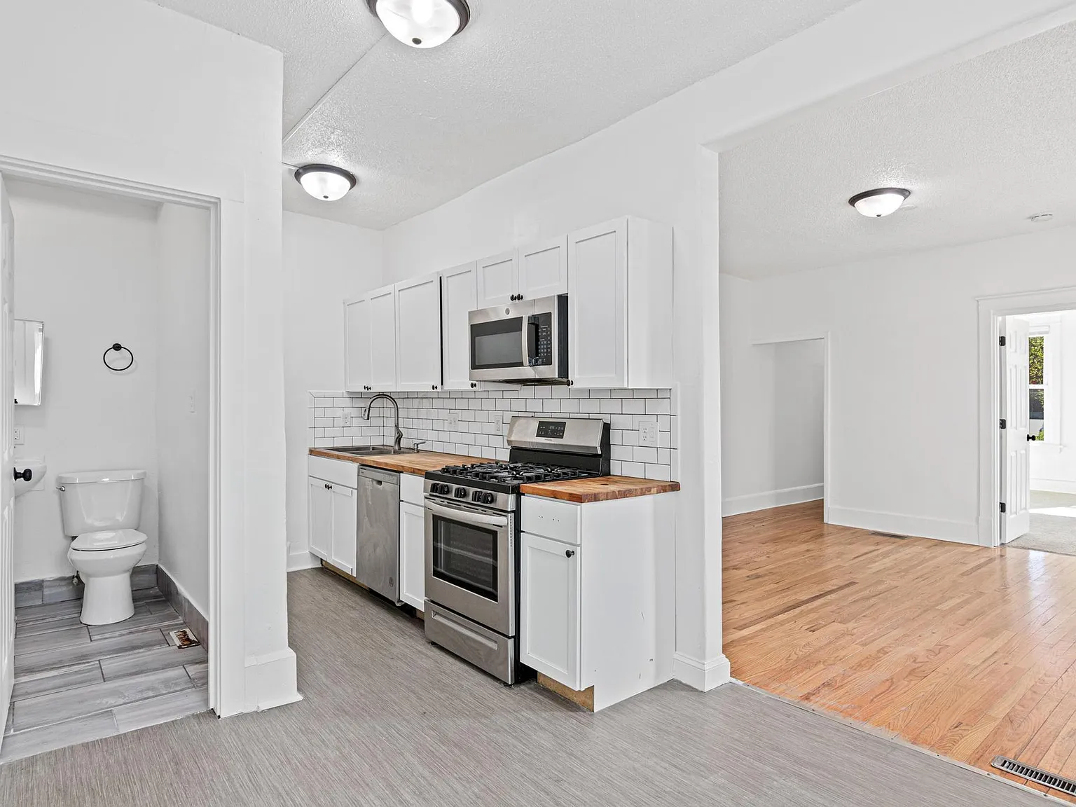 11 bed, 5.0 bath, 2880 sqft, $2,500 — Photo 3