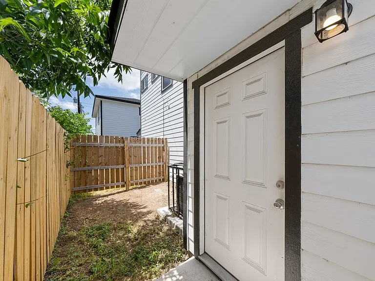 323 Gabriel St #202 — Photo 28