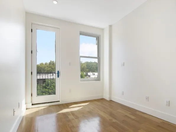 924 Myrtle Avenue image 2 of 9