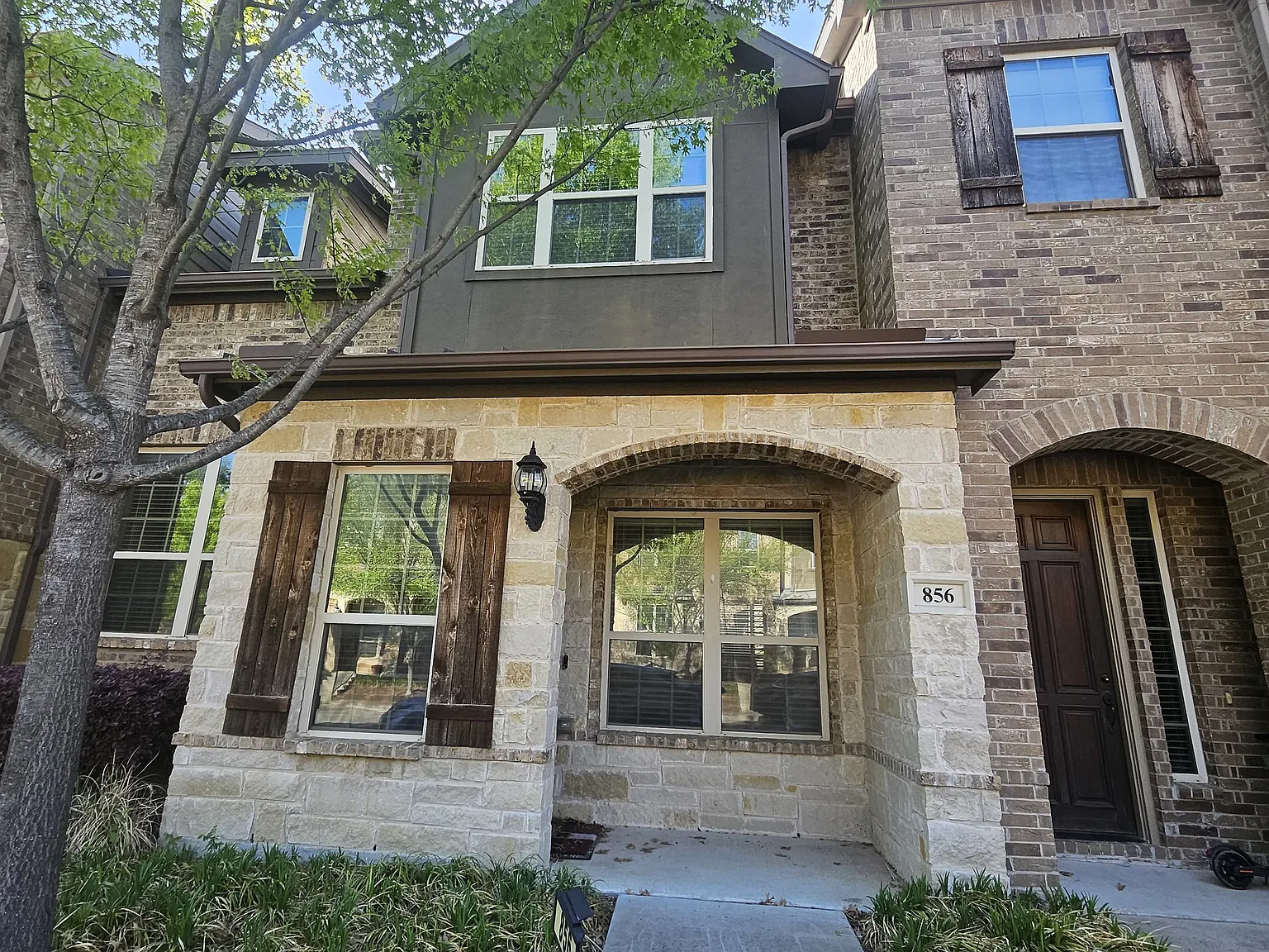 Cozy Meets Convenience Stunning Lease Opportunity — Photo 2