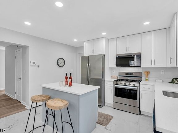 4th image of 81 Crane St