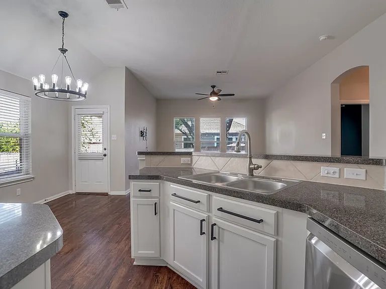 2985 Overland St — Photo 5