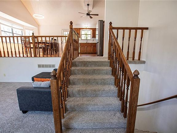 5th image of 404 SE Topaz Dr