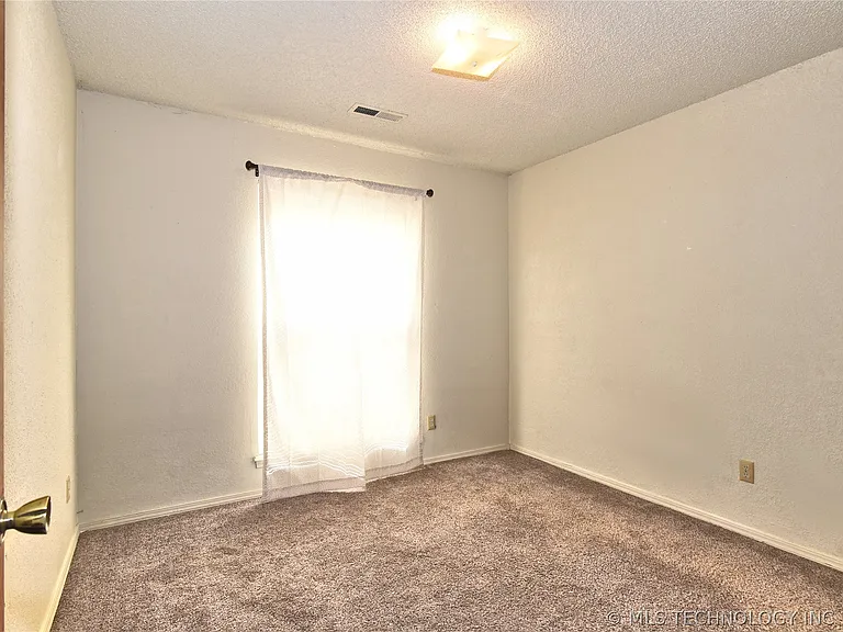 324 W Quantico St — Photo 13