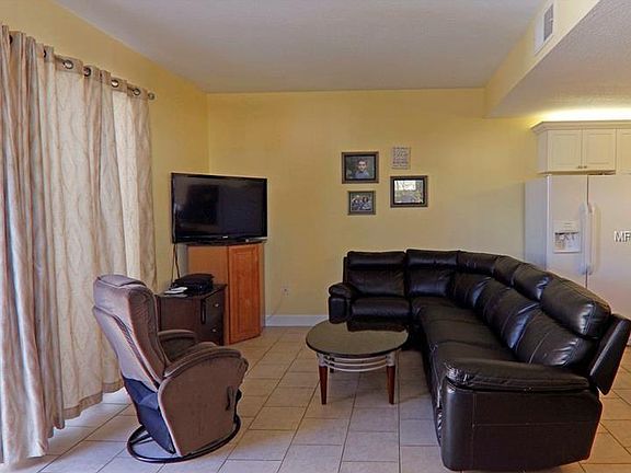 2nd image of 601 Fairmont Pl