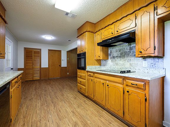 4th image of 820 N Avenue A
