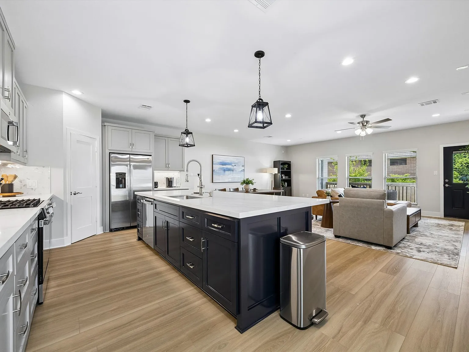 4 bed, 2.5 bath, 2040 sqft, $3,200 — Photo 4