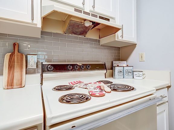 2nd image of 1022 W Buford St #602