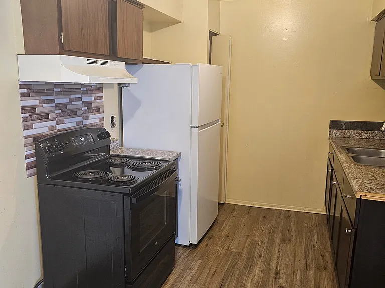 Dolson Arms Apartments — Photo 20